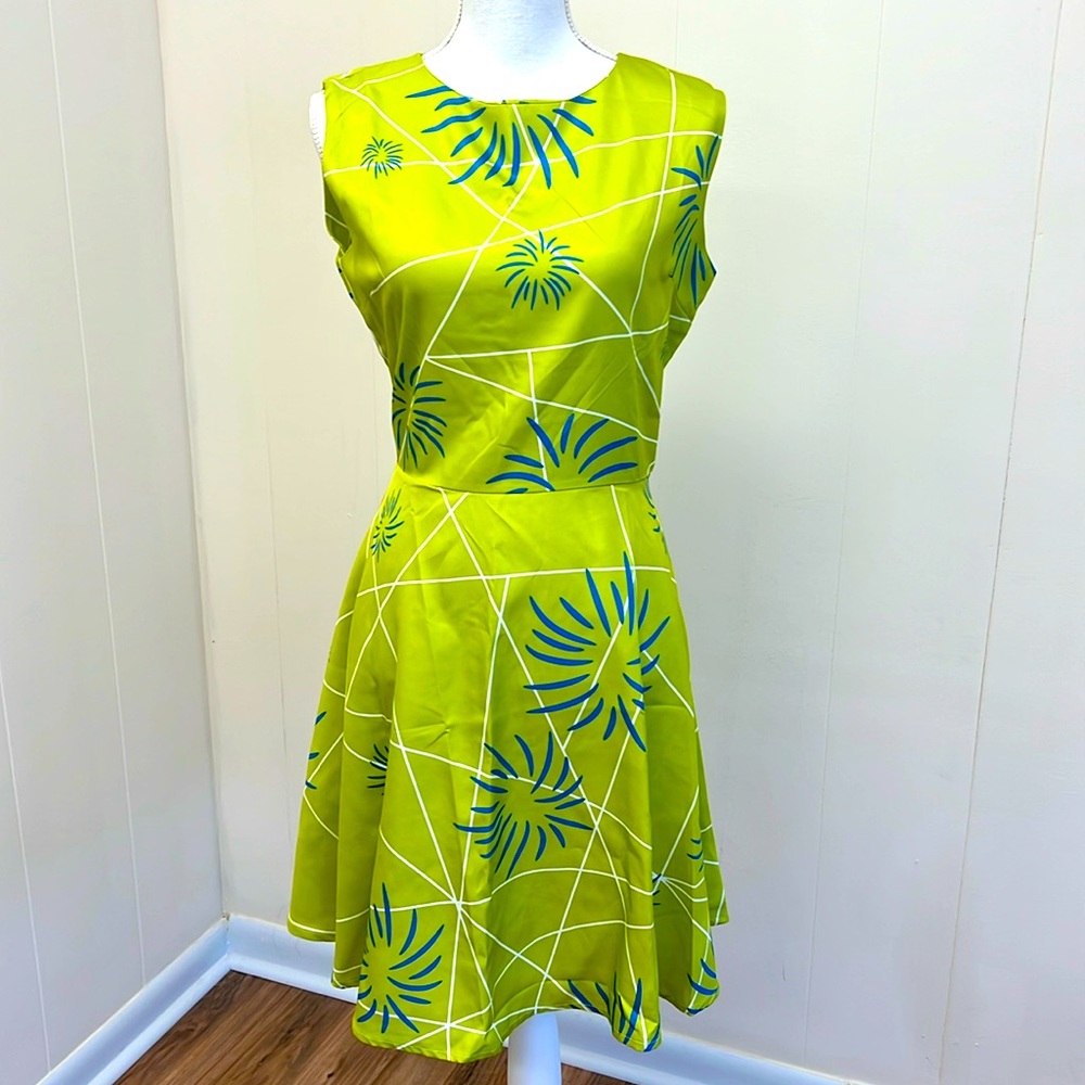 Sleveless dress. NEW.